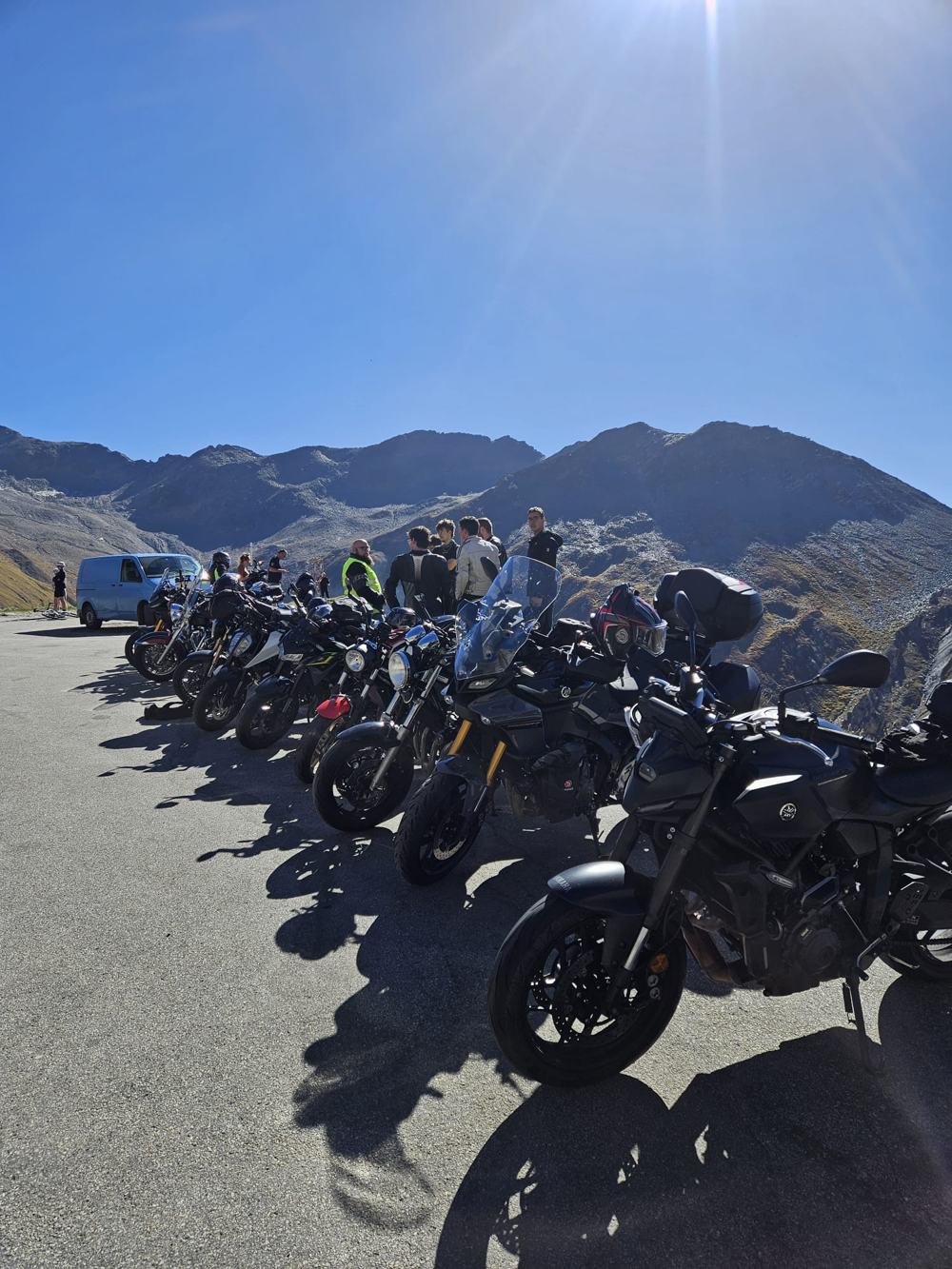 Les motos du club arrêtées sur un col de montagne